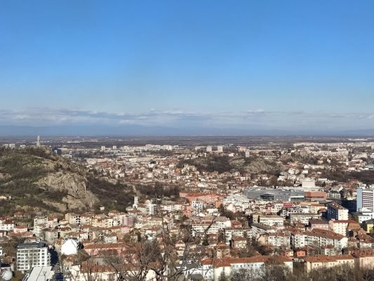 Слънчев изглед в Пловдив от върха на Джендемтепе.