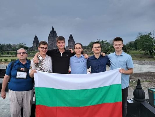 2 сребърни медала и 2 бронзови спечели българският отбор СНИМКИ: МОН