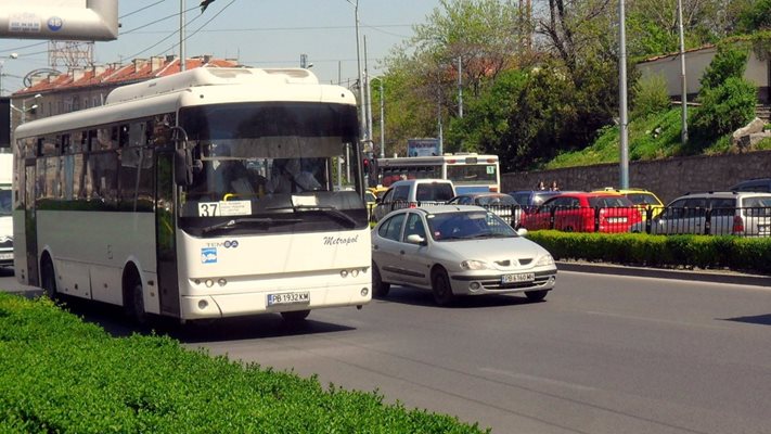 Според пътници автобусите по линия № 37 съвсем изчезнали.