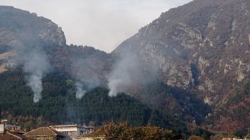 Пожар с три огнища гори над Карлово