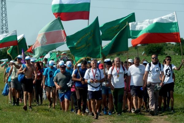 Появяват се нови групи, някои по финансови или други причини се отказват, но остават истинските туристи, представители на дружества и клубове с дългогодишна история