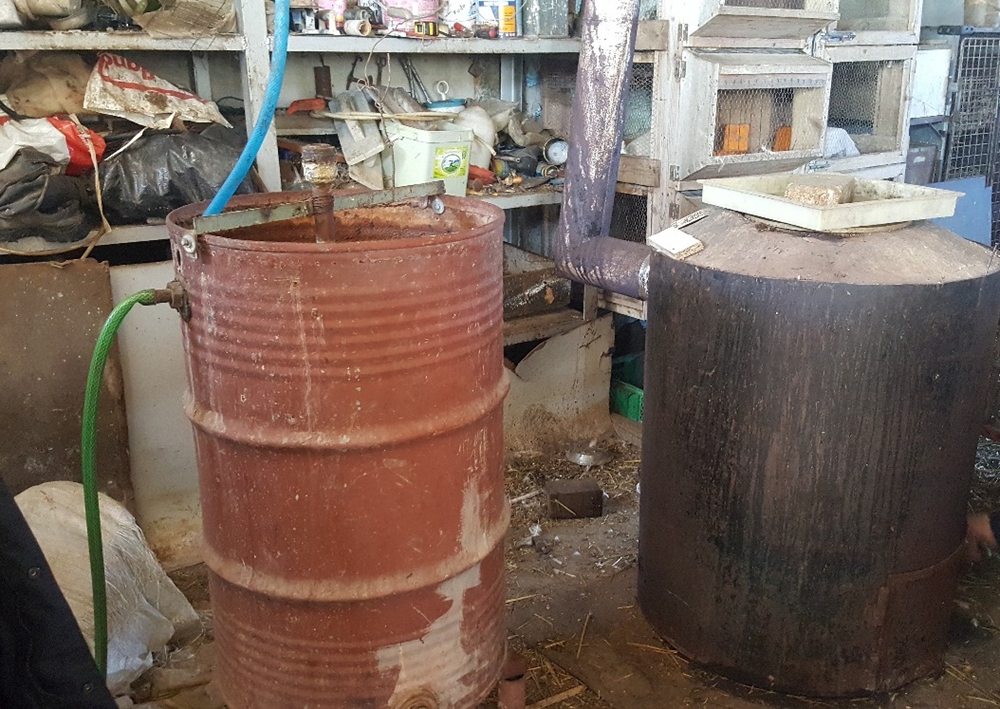 Иззеха над 300 литра домашна ракия от дома на 66-годишен мъж в Лом