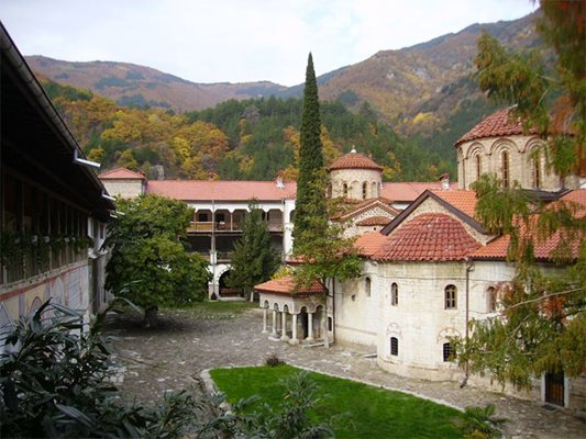 Бачковският манастир е вторият по големина у нас и е леснодостъпен.