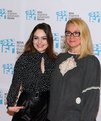 Боршош (вляво) позира със сценариста на сериала Милена Фучеджиева