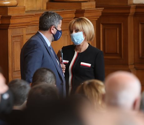 Съпредседателите на ДБ и ИБГНИ Христо Иванов и Мая Манолова разговарят в парламента.