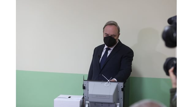 Проф. Герджиков гласува.
