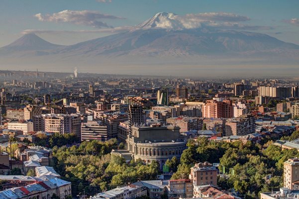 Поглед към столицата на Армения Ереван.