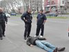 Проснат на улицата мъж паникьоса  минувачи в Бургас, оказа се симулант (Снимки)