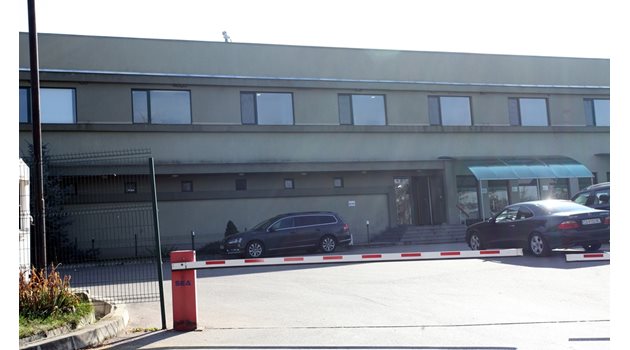 Фабриката на “ALC България” в Ихтиман. Служителите са връчили повече от 700 болнични само за 6 месеца.