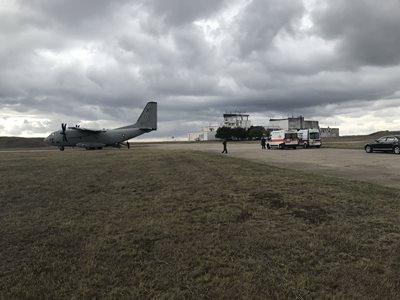 The two ambulances with the 2 seriously injured women and the official car of the Minister of Health, Prof. Kostadin Angelov, are waiting at the Bezmer military airport for the plane to land. 