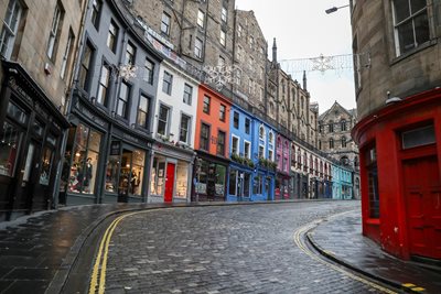 A street in Edinburgh is empty due to the brutal quarantine.  PHOTO: Reuters