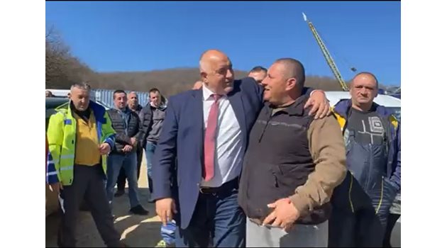 Борисов се шегува с работниците на АМ "Хемус"