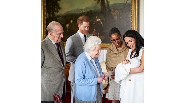 Меган показва новородения си син  на кралицата. До нея е
майка й Дория Рагланд.