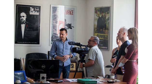 Екипът на "Ал Джазира" снима в редакцията на в. "168 часа"