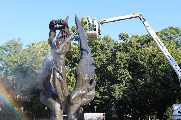 С един тон вода и шампоан измиха паметника на Съединението в Пловдив.