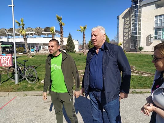 Здравко Димитров и кметът на "Западен" Димитър Колев се впуснаха в уборката.