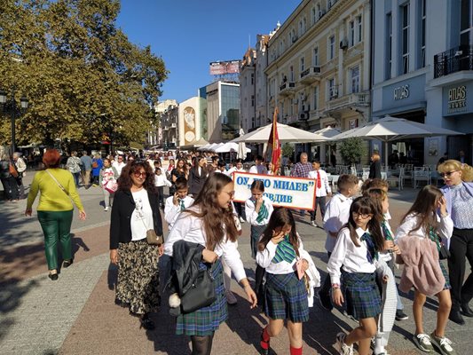 Възпитаниците на ОУ "Гео Милев" също се включиха в шествието.