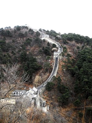 Общата дължина на всички участъци на Великата китайска стена е 6000-6500 км. На места на ширина достига до 10 м, а на височина - 15 м.