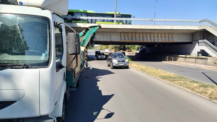 Разцепеният камион е отбил вдясно, а под моста се образува колона от автомобили.