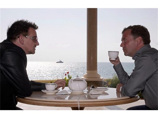 Руският президент Дмитрий Медведев почерпи Боно с чай завчера в резиденцията “Бочаров ручей” в Сочи, а после го разходи с електромобил до плажа. Двамата обсъдиха музикалните си пристрастия. Медведев призна, че обича хотдог, с какъвто го угостил преди време Барак Обама, но призна, че рядко си позволява такава храна.
СНИМКИ: РОЙТЕРС