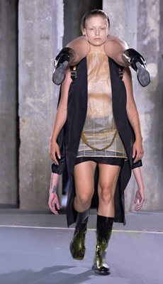 Хрумването за "двойна" мода е на дизайнера Рик Оуенс