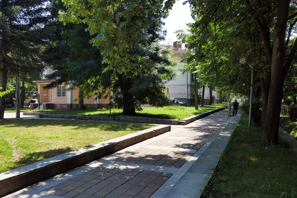 Пелов дебнел Панчев(в кръгчето) на тази алея, която е на около 100 м от дома на Марио. Владимир отишъл дотам по коритото на реката. СНИМКИ: ПИЕР ПЕТРОВ
