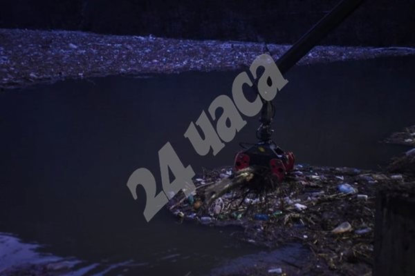 Разчистване на отпадъците край Своге Снимка: Велислав Николов