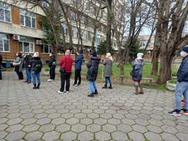 Пловдивчани търпеливо чакат на опашка пред РЗИ