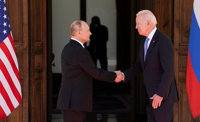 Президентите на САЩ и Русия Джо Байдън и Владимир Путин си стиснаха за кратко ръцете преди началото на своята среща в Женева. СНИМКА: РОЙТЕРС