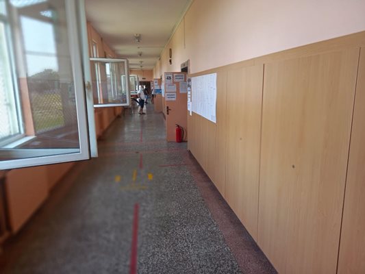 В 17 часа няма избиратели в секционните комисии на ОУ "Пенчо Славейков" в "Столипиново".