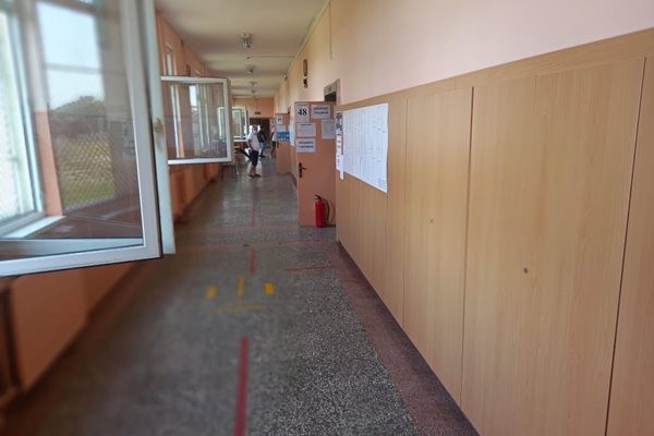 В 17 часа няма избиратели в секционните комисии на ОУ "Пенчо Славейков" в "Столипиново".