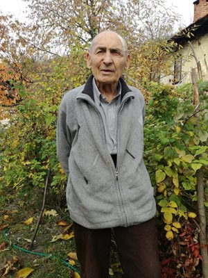 Веселин Орешков в двора на къщата си в Tроян