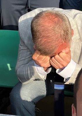 Наско Сираков не можеше да удържи сълзите си след победата на “Левски” минути наред. СНИМКИ: “24 часа”