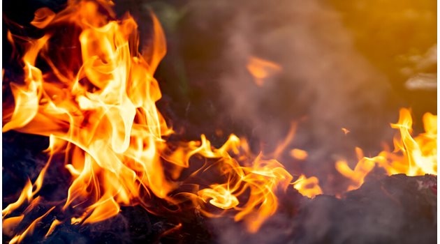 Жена загина, две деца са ранени при пожар в София