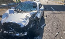 Кола се заби в камион на военнитe на АМ "Тракия", трима са ранени (Снимки)