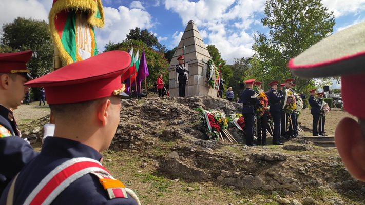 Войници поднасят цветя и венци пред пирамидата на независимостта.