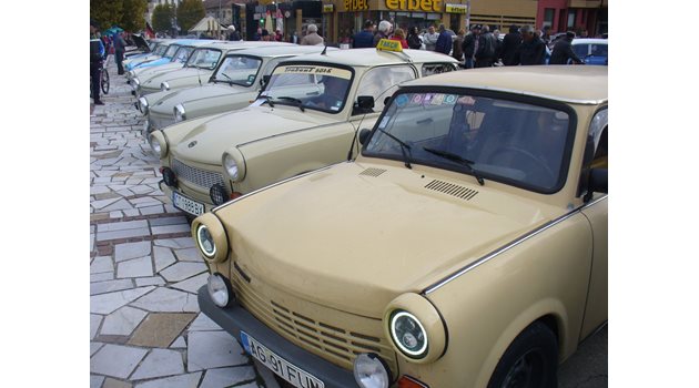 Част от 60-те коли, събрани в чест на годишнината на известната марка от времето на ГДР.