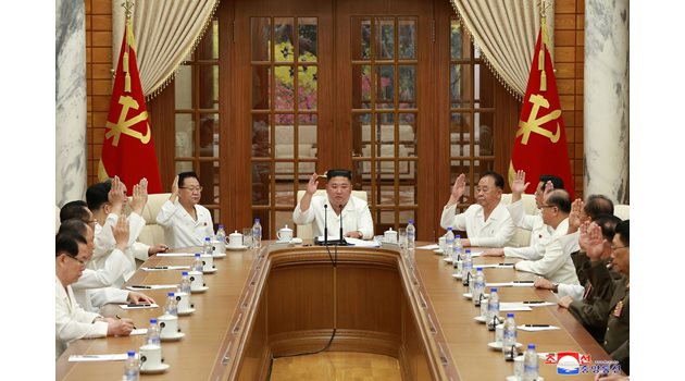 Севернокорейските медии разпространиха днес снимки на Ким Чен Ун СНИМКА: РОЙТЕРС