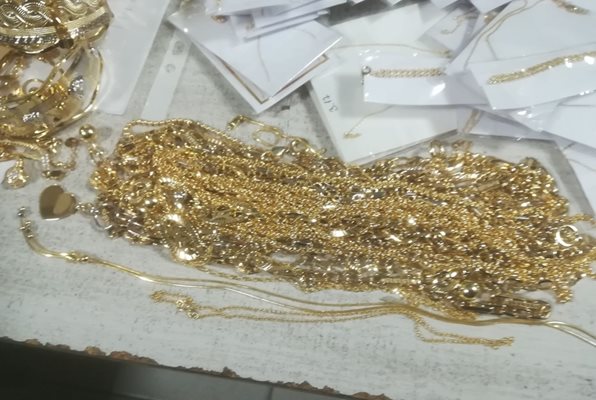 Задържаните златни бижута, които били укрити в пътнически автобус, шофиран от Осман С.
