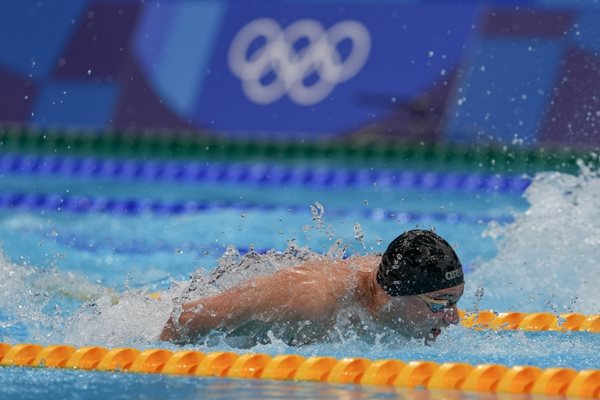 Йосиф Миладинов по време на плуването в сериите на 100 м бътeрфлай на олимпийските игри в Токио. СНИМКА: ЛЮБОМИР АСЕНОВ, LAP.BG