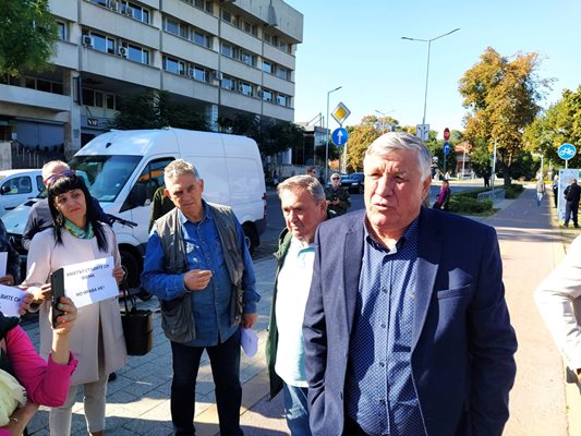 Директорът на фирмата изпълнител Паун Иванов разговаря с протестиращите. Той обясни, че срокът за изпълнение на пробива под Водната палата е 17 месеца.