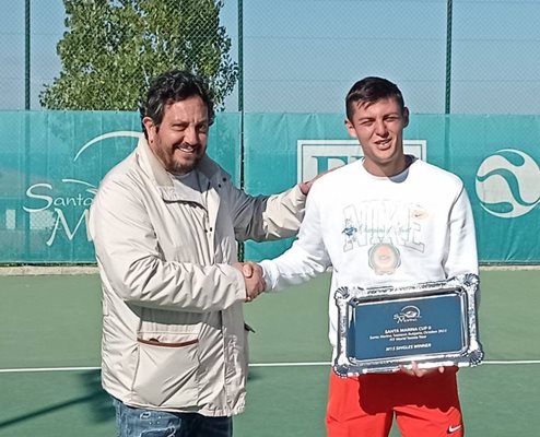 Шампионът Александър Лазаров бе награден от Стефан Цветков, президент на Българската федерация по тенис.