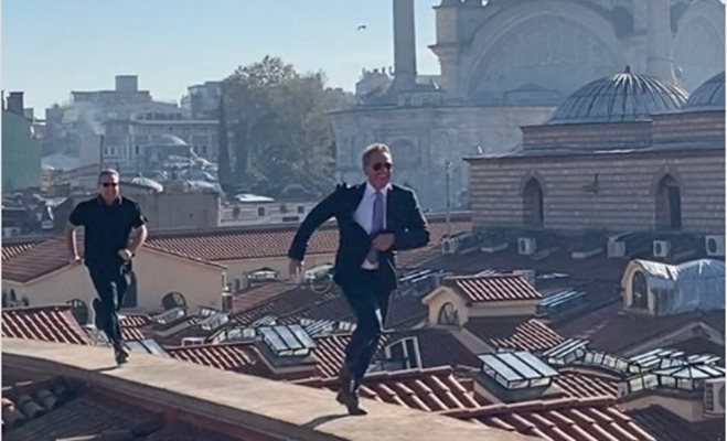 Посланикът на САЩ тича по покриви като Джеймс Бонд
