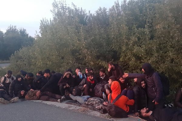 Задържана група нелегални мигранти по пътя Приморско-Бургас край Аркутино. Снимка: Тони Щилиянова