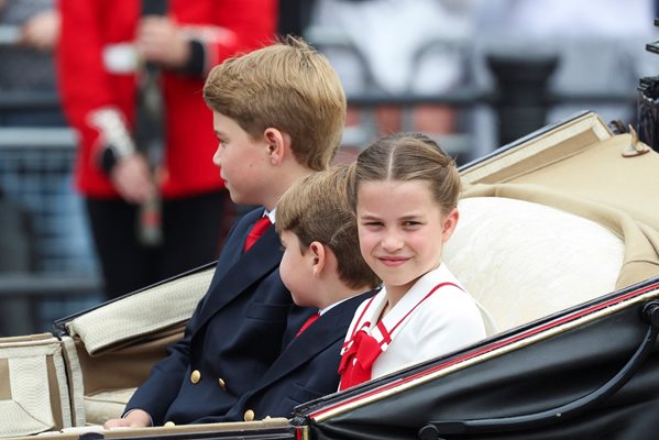 Децата на принцеса Кейт и принц Уилям - принцовете Луи и Джордж и сестра им принцеса Шарлот
