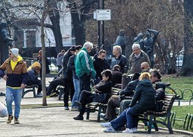 Според доклада на “Алианц” държавите и бизнесът трябва да изготвят стратегии, с които да задържат възрастните хора по-дълго време на работа.