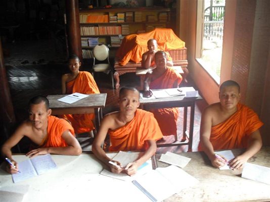 Будистките монаси са експерти по английски футбол и жадни за знание.