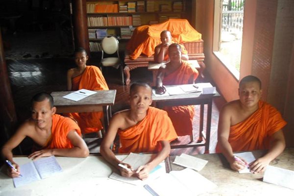 Будистките монаси са експерти по английски футбол и жадни за знание.