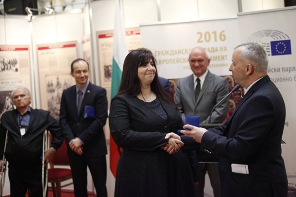 Евродепутатът Георги Пирински връчва наградата на Европарламента на достойната българка Мариана Пенчева Снимки: Деси Кулелиева