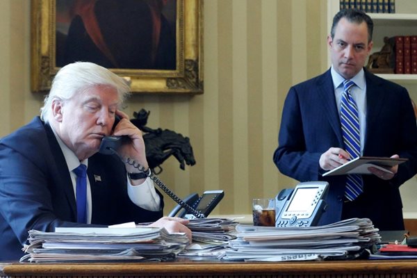 Доналд Тръмп говори с Путин по телефона в Овалния кабинет.